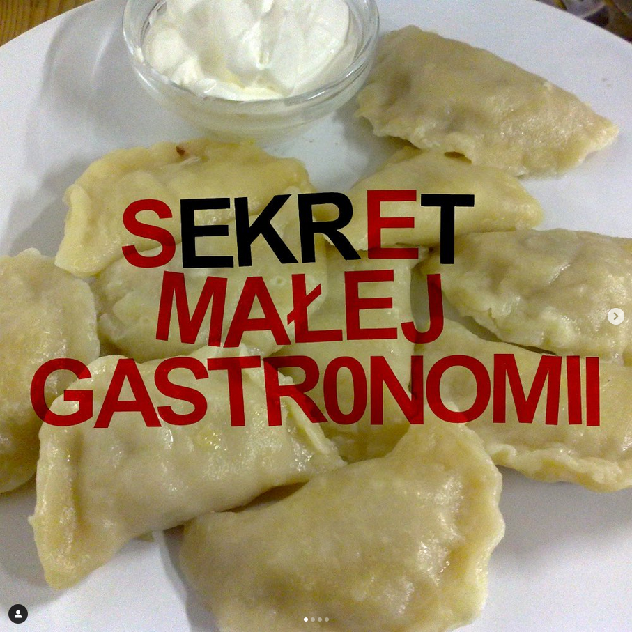 Zdjęcie pierogów na białym talerzu Napis SEKRET MAŁEJ GASTRONOMII