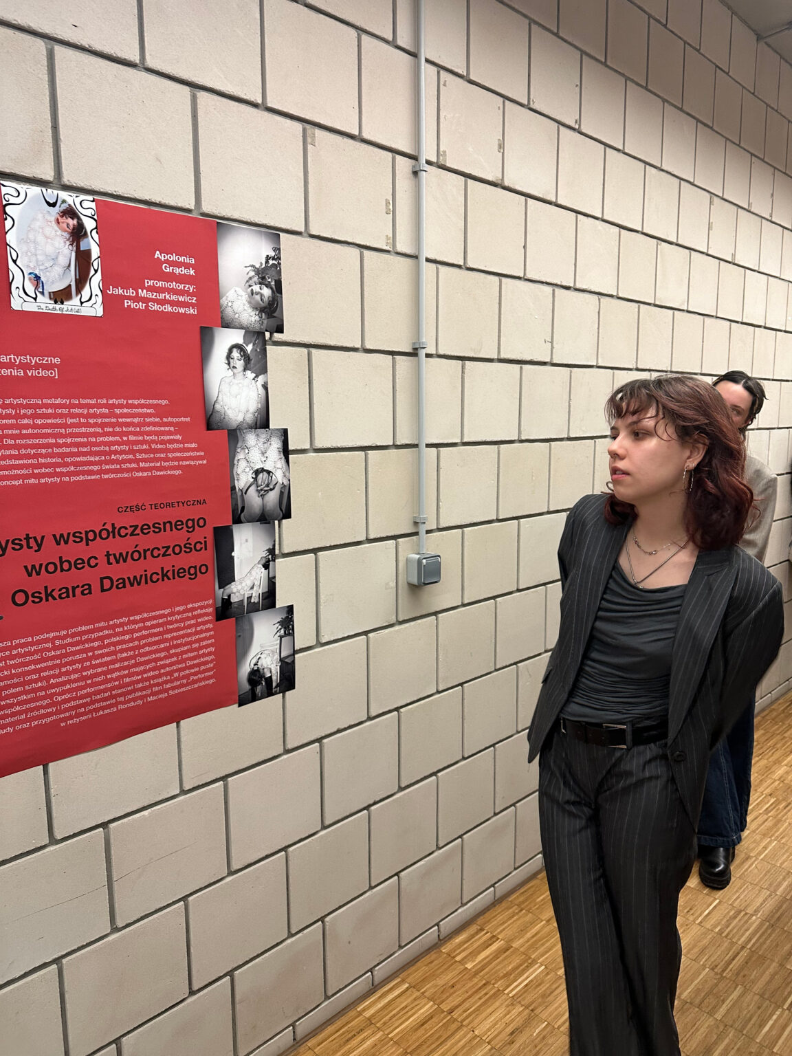 Prezentacja tematów prac dyplomowych przez osoby studenckie. Osoby studenckie na ścianach Wydziału prezentują postery, fotografie oraz inne formy prac artystycznych wraz z krótką informacją pisemną o tematyce pracy pisemnej